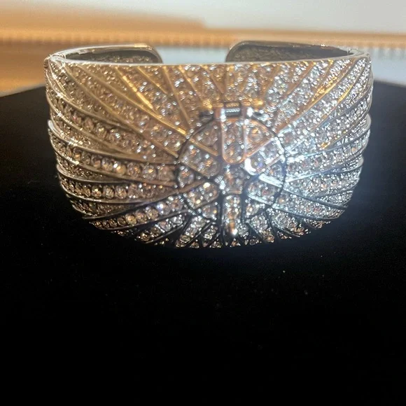 Victoria Wieck | Accessories | Euc Victoria Wieck Crystal  display picture 2